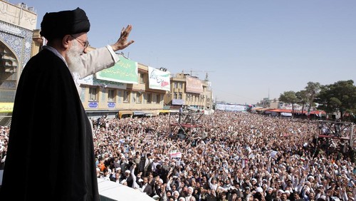 FILE PHOTO: Irans Supreme Leader Ayatollah Ali Khamenei waves to the crowd in the holy city of Qom, 120 km (75 miles) south of Tehran, October 19, 2010. REUTERS/Khamenei.ir (IRAN - Tags: POLITICS) THIS IMAGE HAS BEEN SUPPLIED BY A THIRD PARTY. IT IS DISTRIBUTED, EXACTLY AS RECEIVED BY REUTERS, AS A SERVICE TO CLIENTS/File Photo