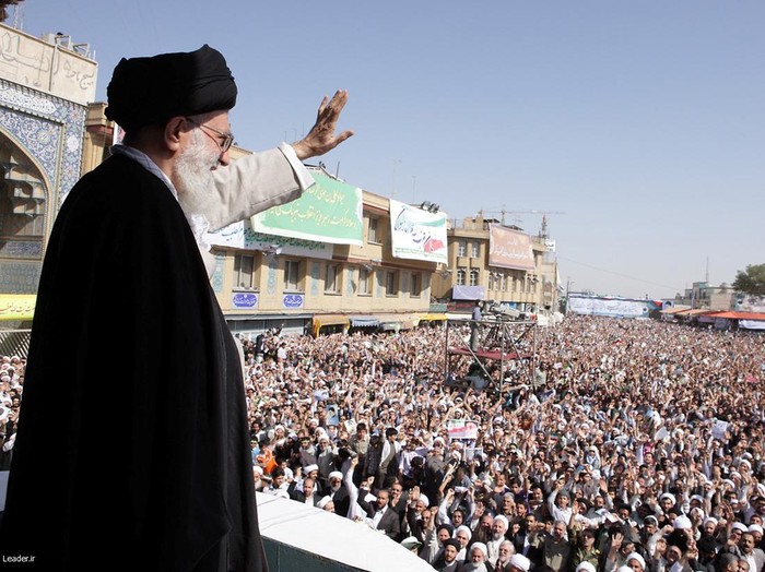 FILE PHOTO: Irans Supreme Leader Ayatollah Ali Khamenei waves to the crowd in the holy city of Qom, 120 km (75 miles) south of Tehran, October 19, 2010. REUTERS/Khamenei.ir (IRAN - Tags: POLITICS) THIS IMAGE HAS BEEN SUPPLIED BY A THIRD PARTY. IT IS DISTRIBUTED, EXACTLY AS RECEIVED BY REUTERS, AS A SERVICE TO CLIENTS/File Photo