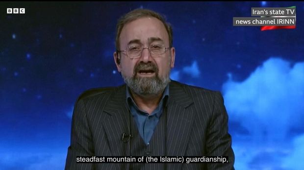 Presenter TV Iran menangis saat mengumumkan kematian Khamenei (tangkapan layar)