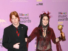 Putra Cher Ditangkap karena Penyerangan dan Masuk Tanpa Izin