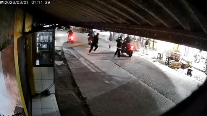 Rekaman CCTV penyerangan pemuda di Cianjur