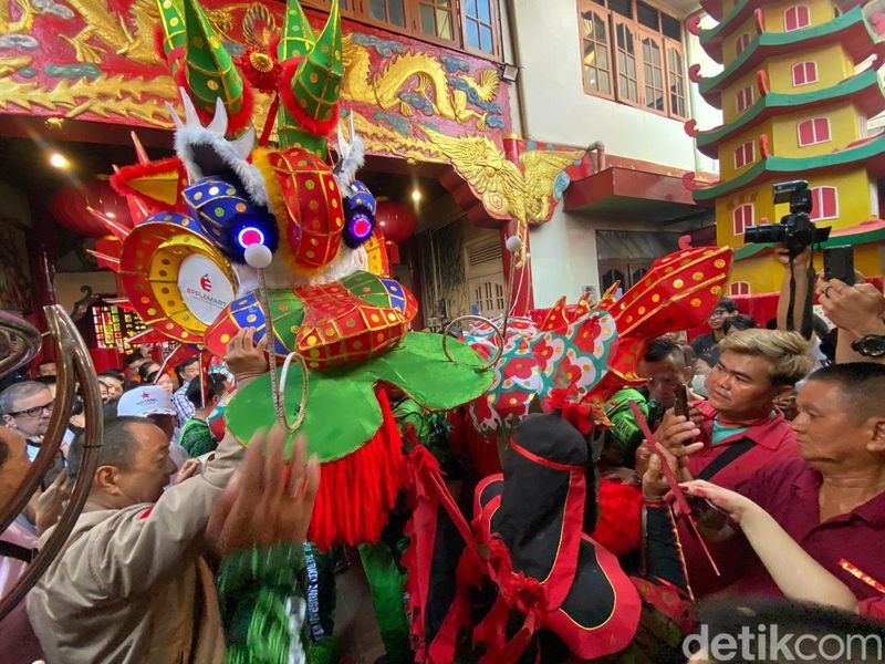 Langit Kota Pontianak belum sepenuhnya terang ketika ribuan warga sudah memadati halaman Kelenteng Kwan Tie Bio, Minggu (1/3/2026). Aroma dupa mengepul, tabuhan tambur mulai terdengar, mengiringi ritual sakral buka mata naga yang menandai dimulainya rangkaian Cap Go Meh 2026.