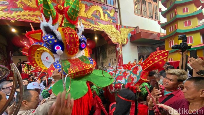 Langit Kota Pontianak belum sepenuhnya terang ketika ribuan warga sudah memadati halaman Kelenteng Kwan Tie Bio, Minggu (1/3/2026). Aroma dupa mengepul, tabuhan tambur mulai terdengar, mengiringi ritual sakral buka mata naga yang menandai dimulainya 