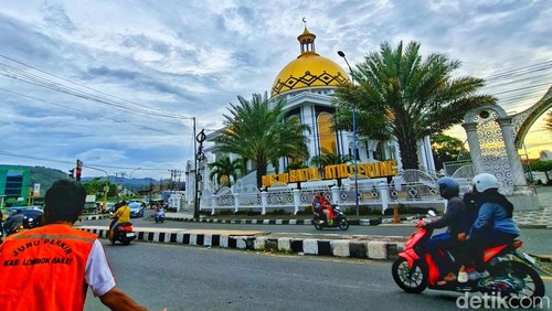 Salah satu masjid di tepi jalan raya Gerung, Lombok Barat. Masjid ini terletak di simpang 4 Gerung ke arah Pelabuhan Lembar, Lombok Barat.
