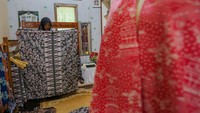 Memasuki Ramadan hingga menjelang Idul Fitri, produksi sarung batik meningkat hingga 200 lembar per hari dari rata-rata 100 lembar. Foto: ANTARA FOTO/Nirza