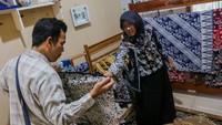 Sarung batik khas Kudus dijual dengan harga berkisar Rp135 ribu hingga Rp250 ribu per buah, diminati untuk kebutuhan Lebaran. Foto: ANTARA FOTO/Nirza