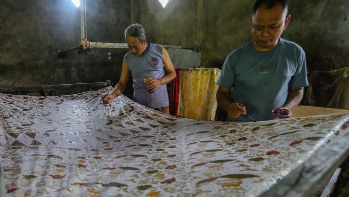 Pekerja menyelesaikan pembuatan sarung bermotif batik di salah satu rumah produksi di Kabupaten Kudus, Jawa Tengah, Sabtu (28/2/2026). Produsen sarung batik mencatat produksi sarung batik pada bulan Ramadhan dan jelang Idul fitri mengalami kenaikan 100 persen atau mencapai 200 buah dibandingkan hari biasa hanya berkisar 100 buah dan dijual dari harga Rp135 ribu - Rp250 ribu per buah. ANTARA FOTO/Nirza/agr/wsj.