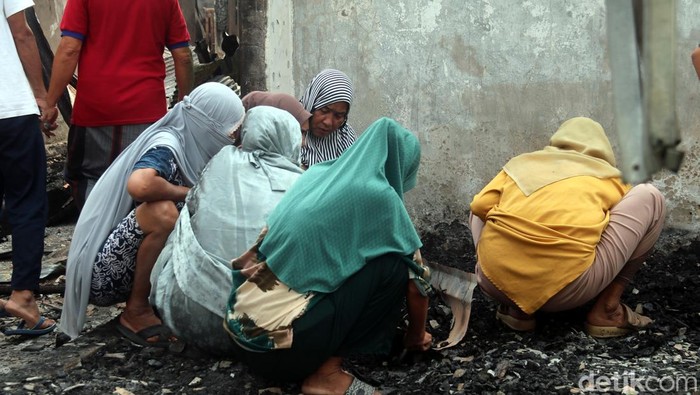 Sejumlah warga mencari sisa barang berharga di lokasi kebakaran yang menghanguskan 37 rumah di Desa Galung Tuluk, Kecamatan Balanipa, Polman.