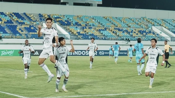 Selebrasi Irfan Movu usai mencetak gol ke gawang Persela Lamongan, Minggu (1/3/2026).