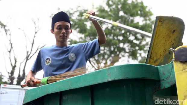 Sosok Ramzi, sang marbot yang kini menjemput berkah di dapur gizi