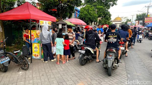 Suasana penjualan takjil di kawasan Cempaka Arum, Gedebage, Kota Bandung Suasana penjualan takjil di kawasan Cempaka Arum, Gedebage, Kota Bandung