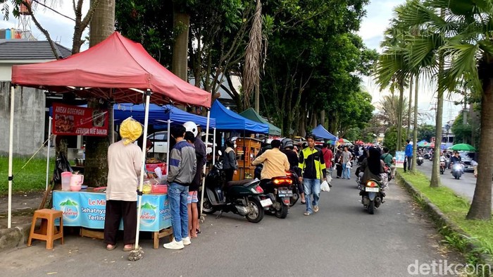 Suasana penjualan takjil di kawasan Cempaka Arum, Gedebage, Kota Bandung