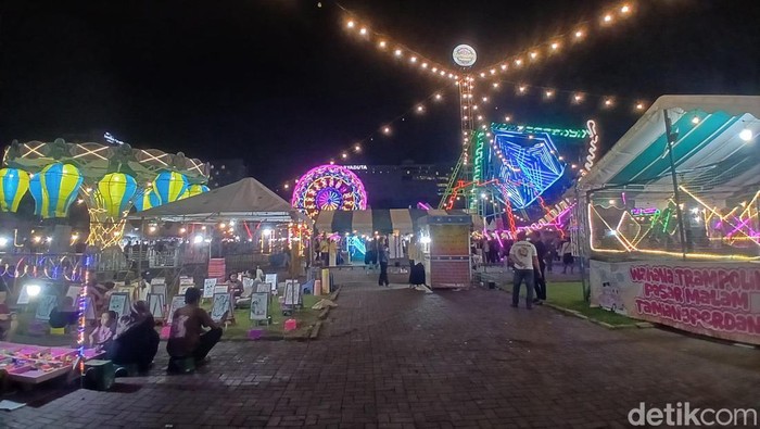 Suasana warga padati Pasar malam Lapangan Benteng, Medan, Sabtu (28/2/2026). (Juita Sinuhaji/detikSumut)