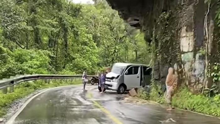 Tabrakan mobil dengan truk di Jalan Poros Maros-Bone di Camba.