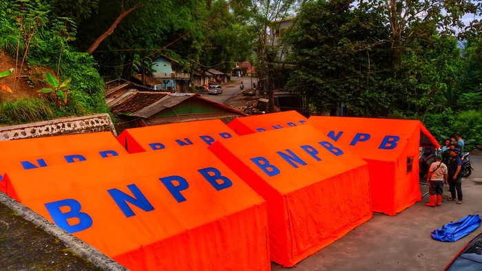 Tenda darurat berdiri di lokasi pergerakan tanah Bantargadung, Kabupaten Sukabumi