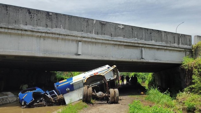 Truk muat solar jatuh ke sungai di Mojokerto