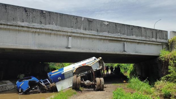 Truk muat solar jatuh ke sungai di Mojokerto