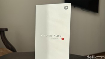 Ini kotak kemasan Xiaomi 17 Ultra yang didominasi warna putih dan dihiasi aksen merah dari logo Leica. Ini adalah kemasan untuk versi Eropa, jadi ada beberapa perbedaan di paket penjualannya. Foto: Virgina Maulita Putri/detikINET