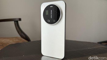 Xiaomi 17 Ultra dalam varian warna White. Ponsel ini juga hadir dalam pilihan warna Black dan Starlight Green. Foto: Virgina Maulita Putri/detikINET