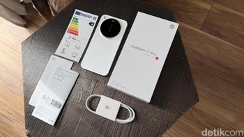 Paket penjualan Xiaomi 17 Ultra di Eropa terbilang minimalis, hanya berisi unit ponsel, case pelindung, kabel USB-C, pin ejector, label informasi energi, dan buku panduan. Kalau di Indonesia seharusnya mendapatkan charger 100W. Foto: Virgina Maulita Putri/detikINET