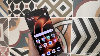 Xiaomi 17 Ultra mengusung layar OLED LTPO berukuran 6,9 inch dengan resolusi 2608 x 1200 pixel, refresh rate adaptif 1-120Hz, dan tingkat kecerahan hingga 3.500 nits untuk visibilitas optimal di bawah terik matahari. Foto: Virgina Maulita Putri/detikINET