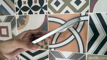 Xiaomi merancang ulang tombol power dan volume di 17 Ultra yang mengingatkan kepada tombol iPhone satu dekade yang lalu. Foto: Virgina Maulita Putri/detikINET