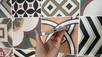 Di bagian bawah ponsel terdapat port USB-C, slot kartu SIM, dan grill speaker. Foto: Virgina Maulita Putri/detikINET