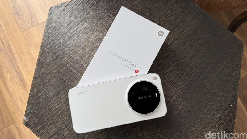 Unboxing Xiaomi 17 Ultra