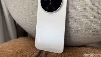 Ponsel ini dibekali baterai besar 6.000 mAh tapi bodinya justru makin ramping dengan ketebalan hanya 8,29mm dan bobot 191 gram. Foto: Virgina Maulita Putri/detikINET