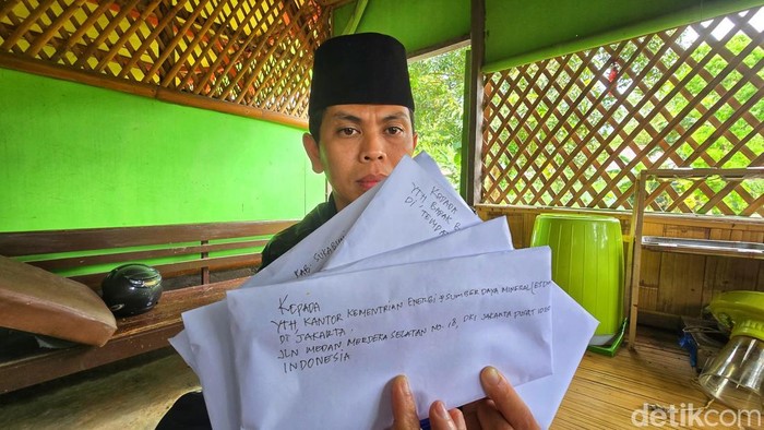 Ustaz Hilman menunjukan surat yang akan ia layangkan ke sejumlah pihak, mulai dari Bupati Sukabumi, Gubernur Jawa Barat hingga Kementrian ESDM