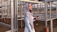 Vilmei sedang memantau pembangunan 137 rumah sementara untuk warga Aceh. Terlihat kerangka rumahnya sudah terpasang. (Foto: dok Instagram vilmei)