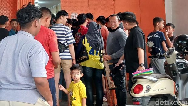 Warga antre di salah satu toko berburu senjata mainan di Makassar. Warga antre di salah satu toko berburu senjata mainan di Makassar.
