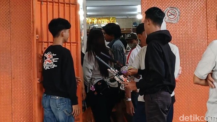 Warga antre di salah satu toko berburu senjata mainan di Makassar.