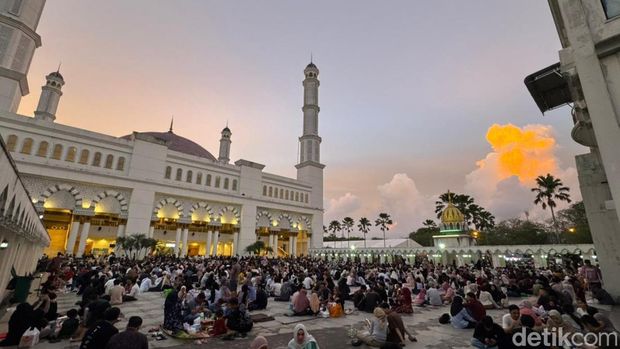 Warga menanti azan Magrib di pelataran Masjid Mujahidin Pontianak.