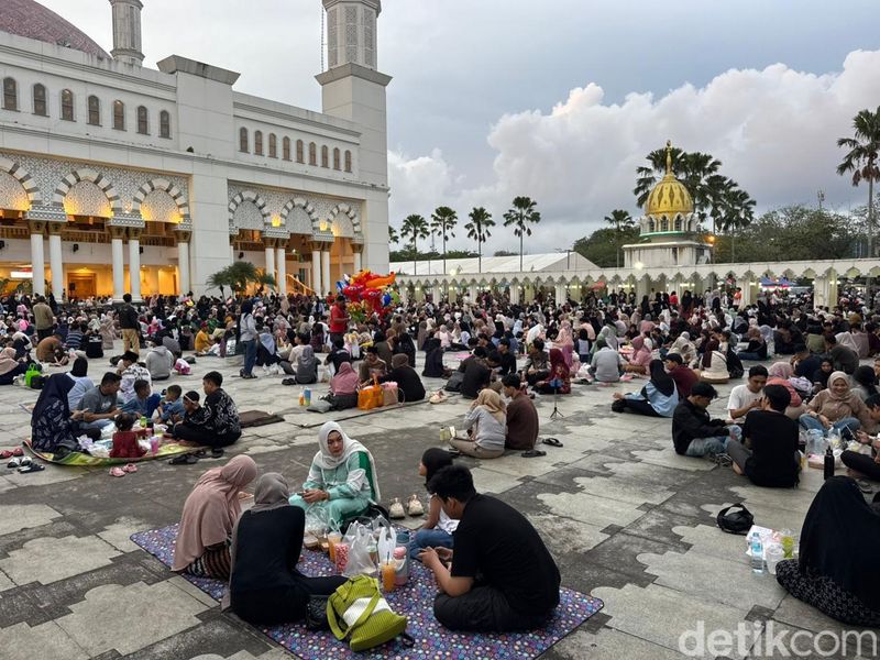 Warga menanti azan Magrib di pelataran Masjid Mujahidin Pontianak. Warga menanti azan Magrib di pelataran Masjid Mujahidin Pontianak.
