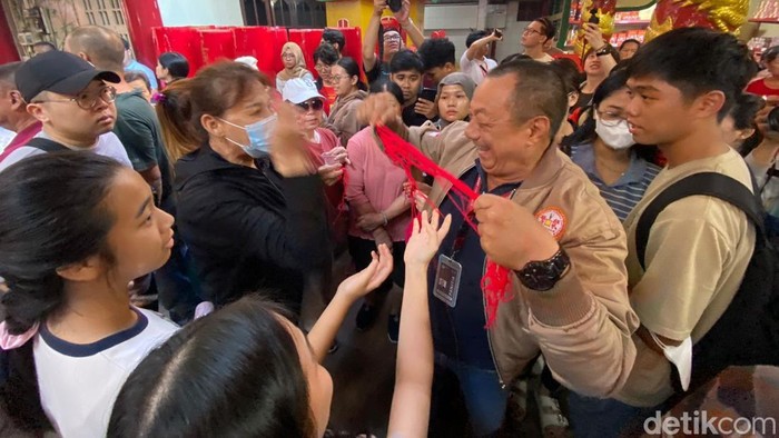 Warga War Jenggot Naga di Pontianak