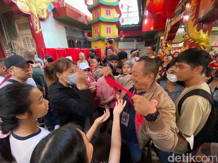 Warga War Jenggot Naga di Pontianak