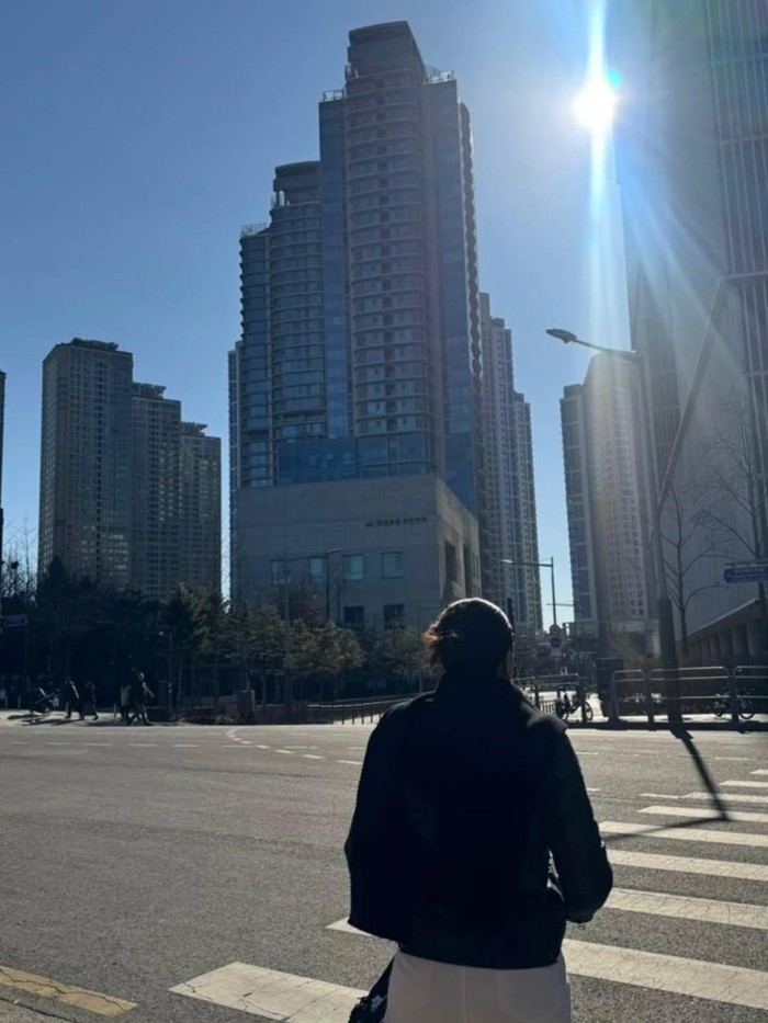 Wulan Guritno tutupi wajah bengkak usai operasi di Korea Selatan.