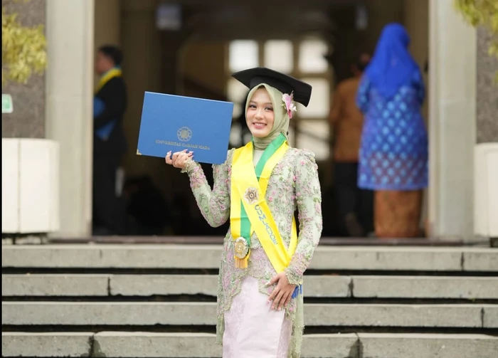 Zufa Pasha Sabina jadi satu-satunya peraih IPK sempurna atau 4.00 dalam wisuda S1 UGM pada Februari 2026.