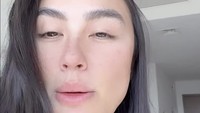 Agnez Mo memberikan klarifikasi soal kondisinya di Dubai. Dia membuat video tersebut lantaran banyak mendapat DM dan pesan dari kerabat dan keluarga dan yang bertanya tentang kondisinya. Foto: Instagram Story @agnezmo