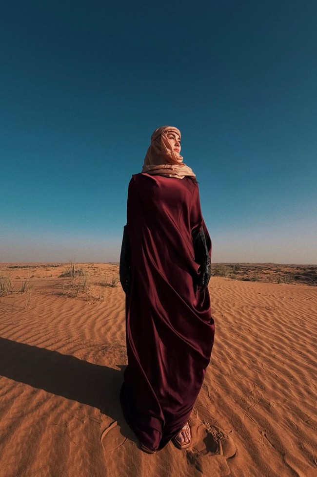 Tak hanya untuk konser debut perdananya di Dubai, Agnez Mo juga menyempatkan waktu berjalan-jalan selama di sana. Terlihat ia melakukan pemotretan di gurun pasir. Foto: Instagram/@agnezmo