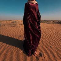 Tak hanya untuk konser debut perdananya di Dubai, Agnez Mo juga menyempatkan waktu berjalan-jalan selama di sana. Terlihat ia melakukan pemotretan di gurun pasir. Foto: Instagram/@agnezmo