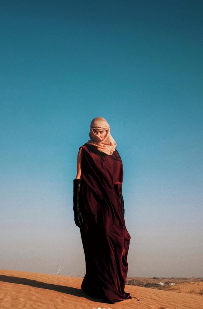 Kenakan abaya marun berbahan satin, penampilannya terlihat memukau. Ia juga melengkapi penampilannya dengan penutup kepala dan sarung tangan hitam. Foto: Instagram/@agnezmo