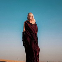 Kenakan abaya marun berbahan satin, penampilannya terlihat memukau. Ia juga melengkapi penampilannya dengan penutup kepala dan sarung tangan hitam. Foto: Instagram/@agnezmo