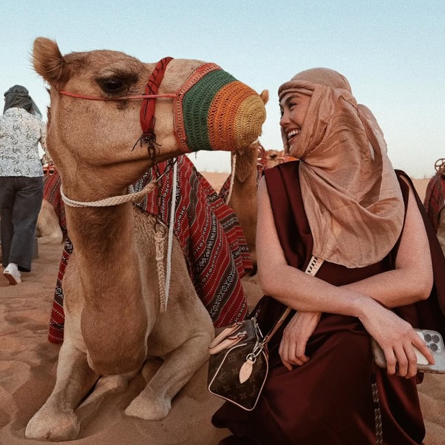 Gaya Agnez Mo di Dubai, Foto Bareng Unta-Pamer Body Goals Pakai Dress Cut Out