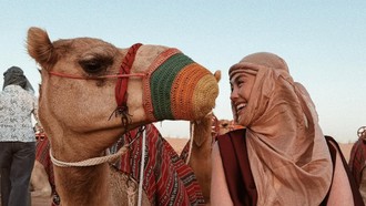 Gaya Agnez Mo di Dubai, Foto Bareng Unta-Pamer Body Goals Pakai Dress Cut Out