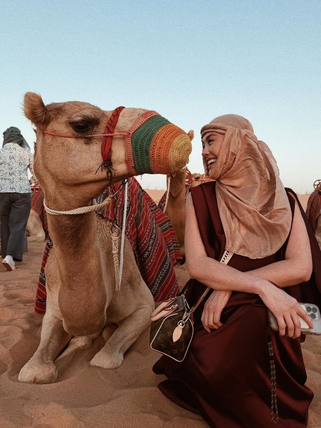 Gaya Agnez Mo di Dubai, Foto Bareng Unta-Pamer Body Goals Pakai Dress Cut Out