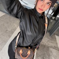 Kenakan kemeja kulit lengan panjang hitam dipadukan celana panjang senada, penampilan Agnez terlihat stylish. Ia melengkapi penampilannya dengan topi coklat dan sepasang anting hoop warna silver. Foto: Instagram/@agnezmo