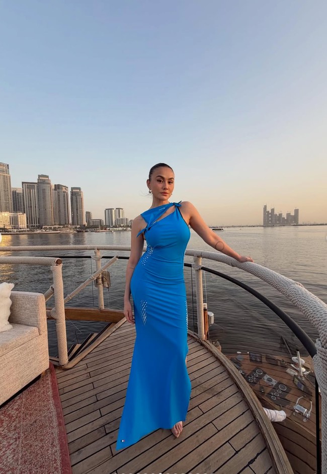 Curi atensi, Agnez Mo tampil stunning dengan dress cut out warna biru. Dress bodycon tersebut sukses membuat body goals nya jelas terlihat. Foto: Instagram/@agnezmo
