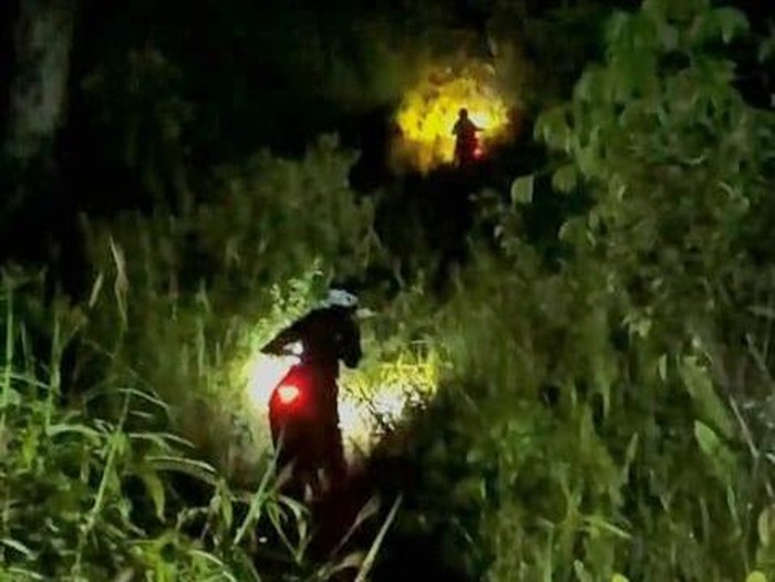Aksi komunitas SukaTrabas saat menembus kegelapan di hutan. (dok SukaTrabas)